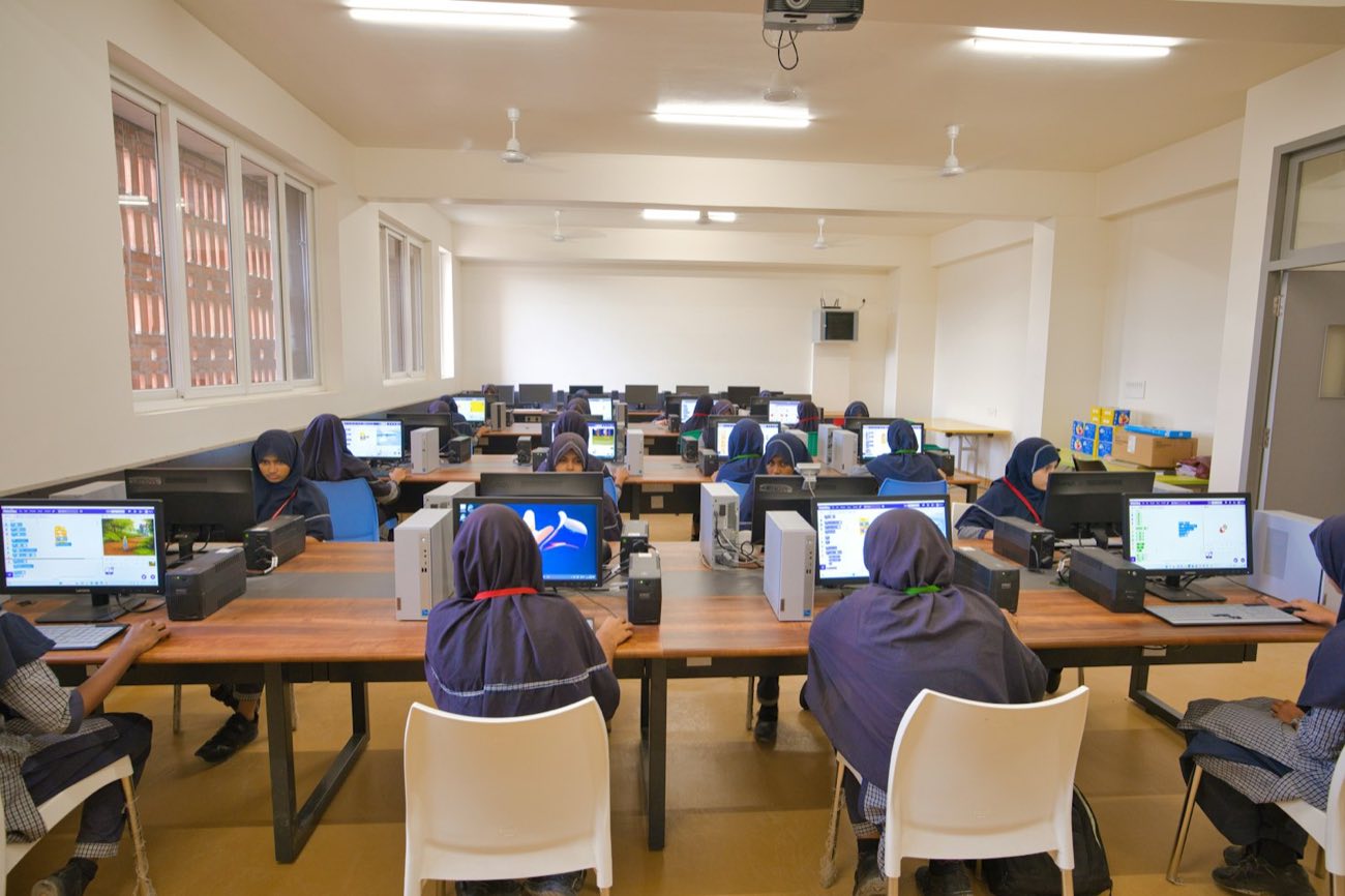 Computer lab with students